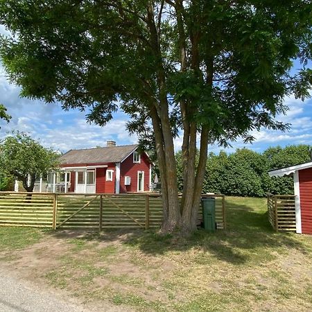 Charmig, Nyrenoverat Och Fullt Utrustad Stuga. Anpassad Foer Hundar, Naera Till Naturen Och Havet. Gangavstand Till Golfbana. Kalmar Buitenkant foto